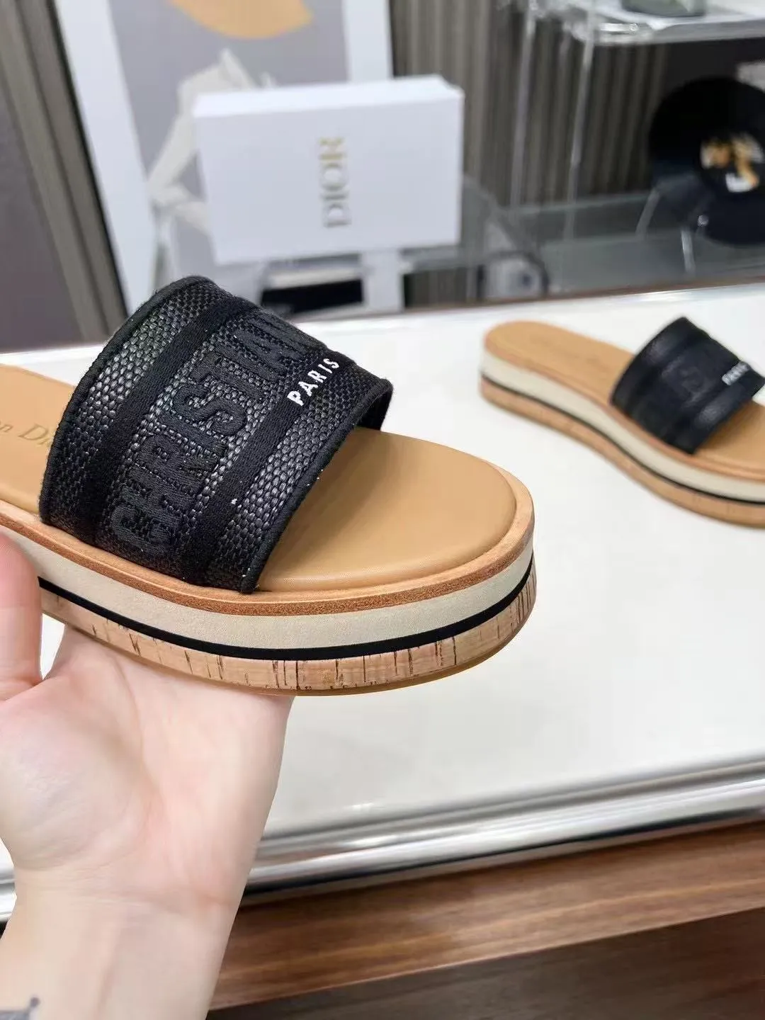👟👟Ex-factory price 420👟👟 Dior's new spring and summer IVIETA DWAY jelly-colored flat-soled one-slip women's shoes with CD letter logo three-dimensional embroidery thick-soled round-toe open-toe slippers. The original version is developed to be the top version on the market. It feels soft and delicate on the feet and is extremely comfortable. Material: Upper imported raffia electric embroidery high-temperature water-soluble cotton technical fabric + water-dyed cowhide foot pad lining + original consistent combination outsole Outsole: original outsole Size: 35-42 (40.41.42 custom-made, non-refundable and non-exchangeable)